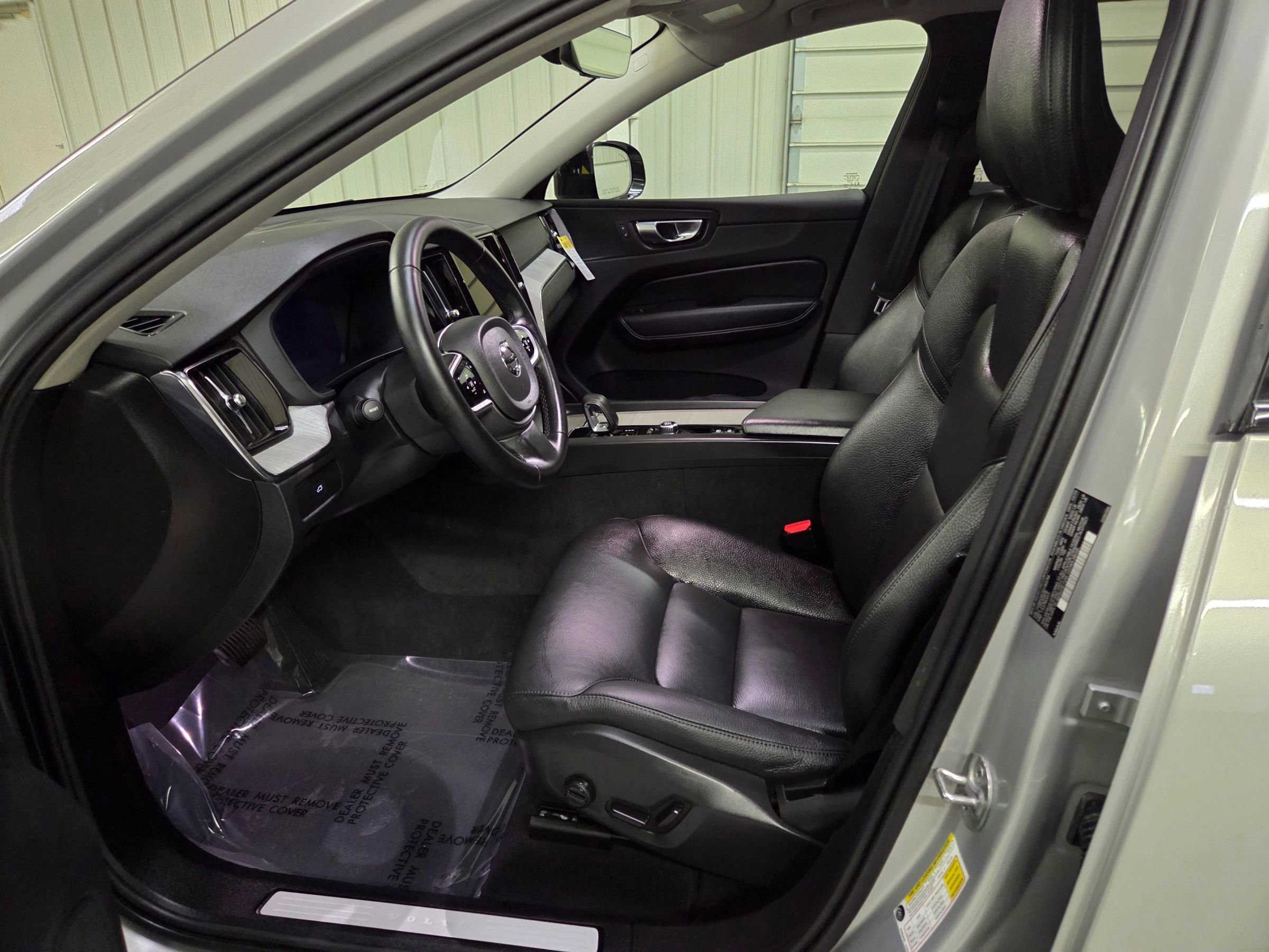 Used 2025 Volvo XC60 B5 Plus image 14