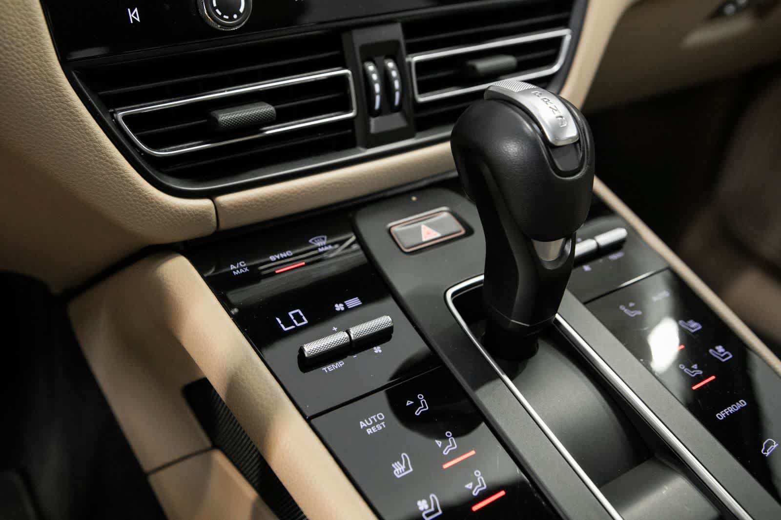 Certified 2024 Porsche Macan AWD/4WD image 24