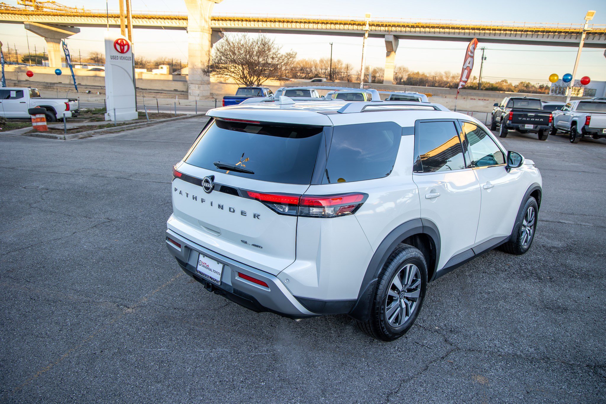 Used 2023 Nissan Pathfinder SL w/ Lighting Package (N92) image 17