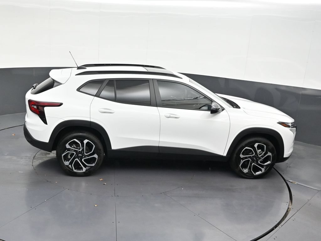 Used 2025 Chevrolet Trax RS w/ Sunroof Package FWD image 23