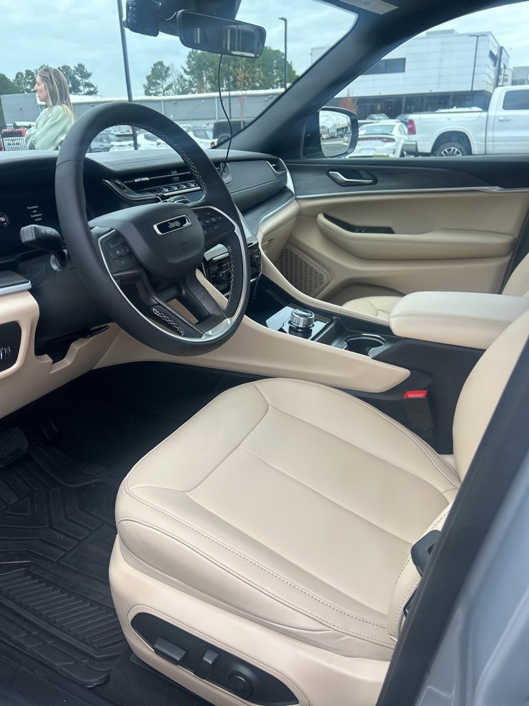 Used 2025 Jeep Grand Cherokee Limited w/ Black Appearance Package image 14