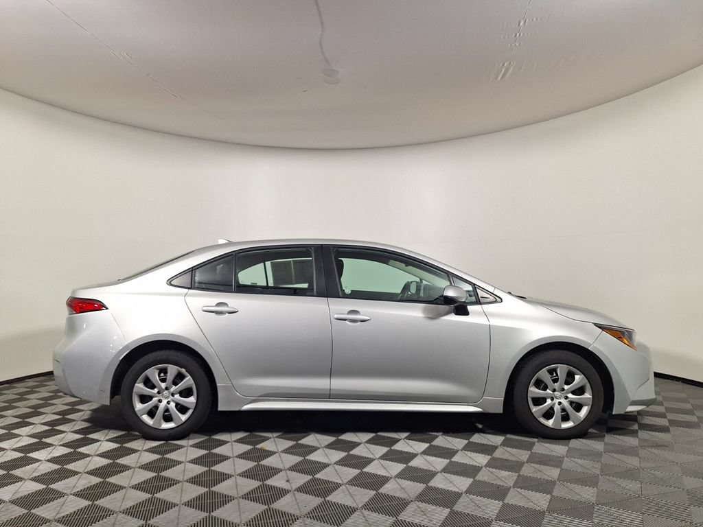 Used 2025 Toyota Corolla LE FWD image 4