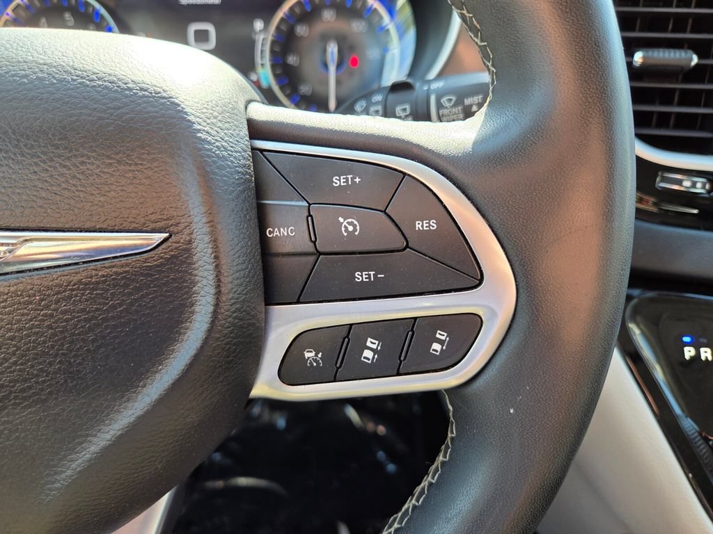 Used 2022 Chrysler Pacifica Touring-L FWD image 32