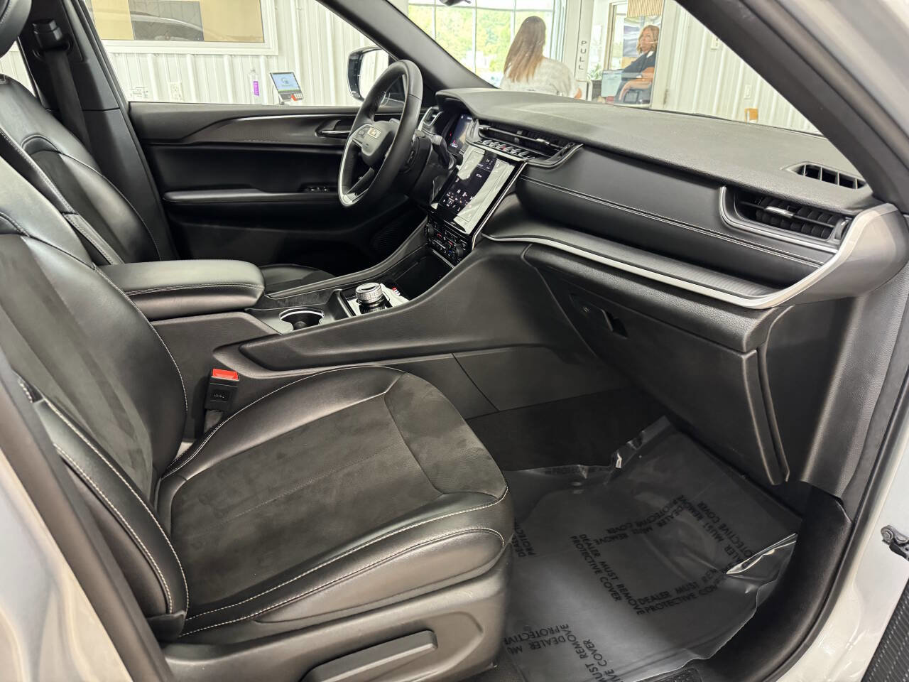 Used 2024 Jeep Grand Cherokee L Laredo image 34