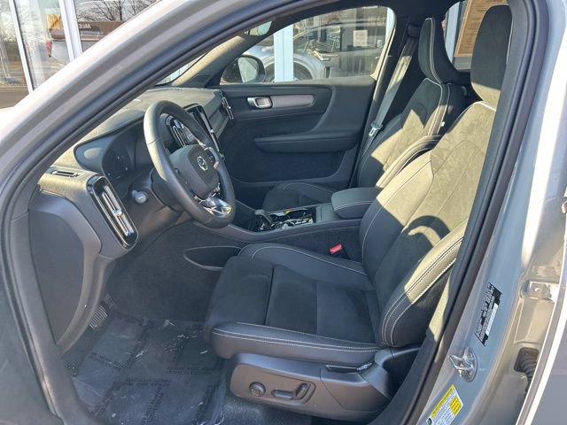Certified 2025 Volvo XC40 B5 Plus AWD/4WD image 16