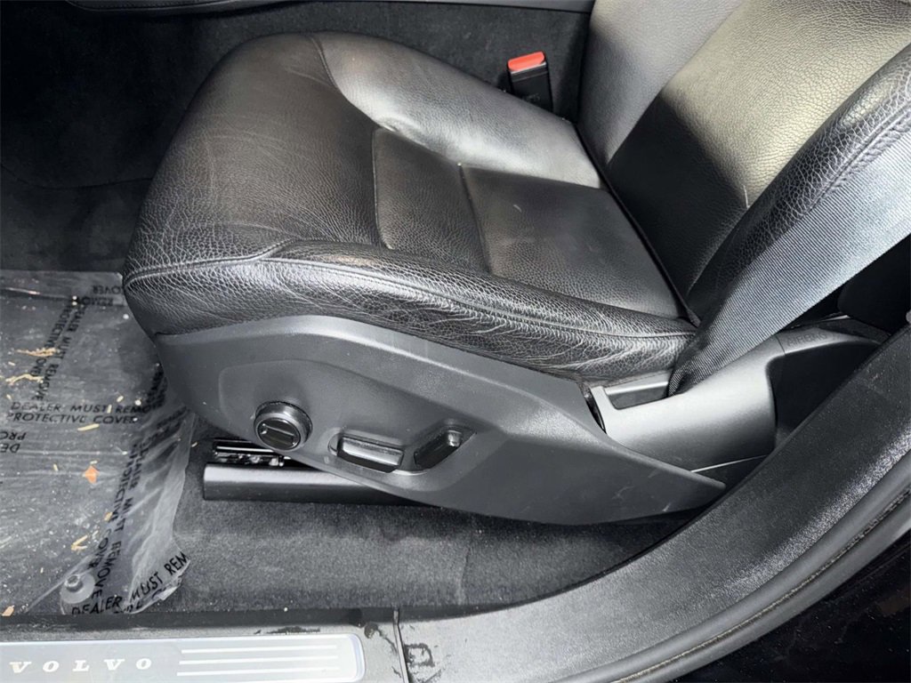 Used 2022 Volvo XC90 T6 Momentum w/ Advanced Package image 3