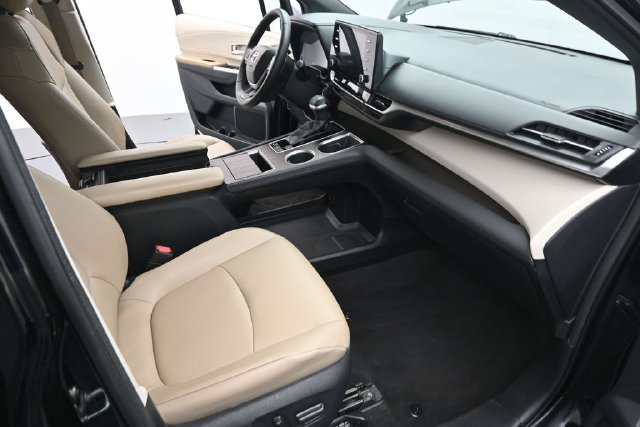 Used 2021 Toyota Sienna XLE FWD image 28