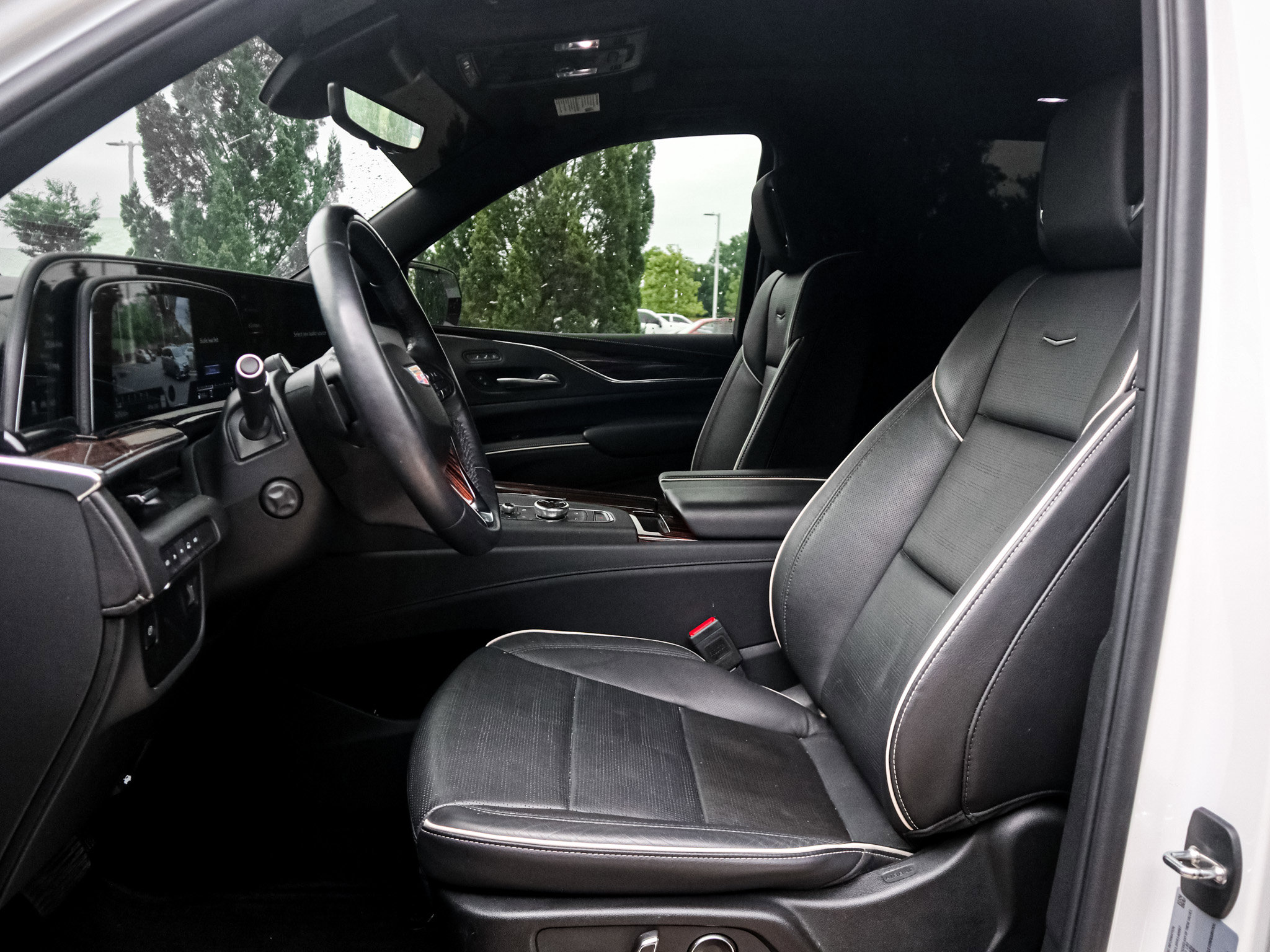 Used 2024 Cadillac Escalade Premium Luxury AWD/4WD image 7