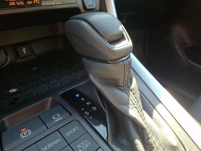 Used 2022 Toyota RAV4 XLE AWD/4WD image 13