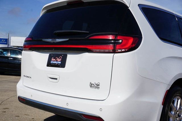 Used 2024 Chrysler Pacifica Touring-L image 5