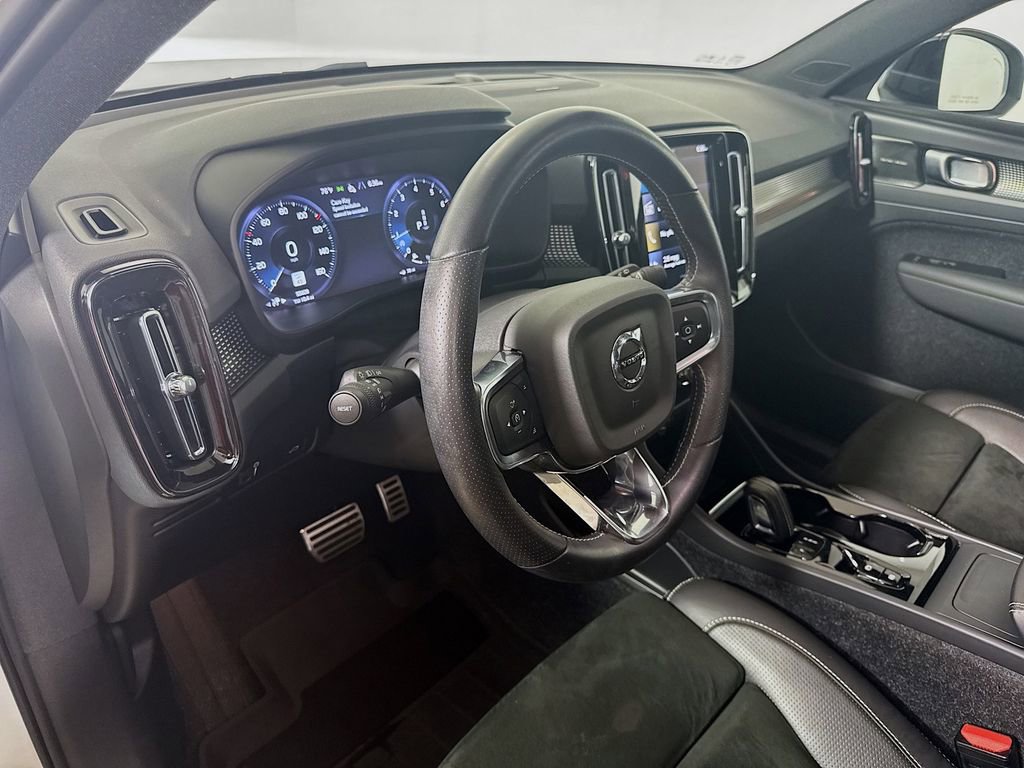 Used 2021 Volvo XC40 T5 R-Design image 10