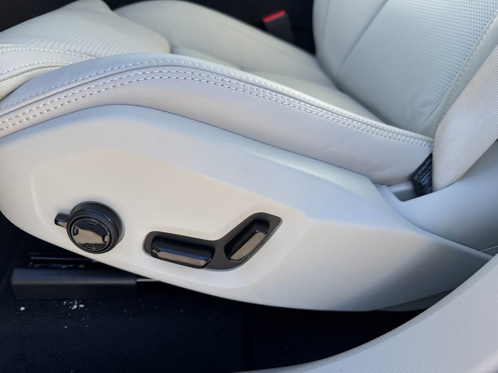 New 2025 Volvo XC60 T8 Ultra w/ Protection Package Premier image 9