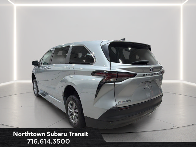 Used 2023 Toyota Sienna XLE FWD image 3