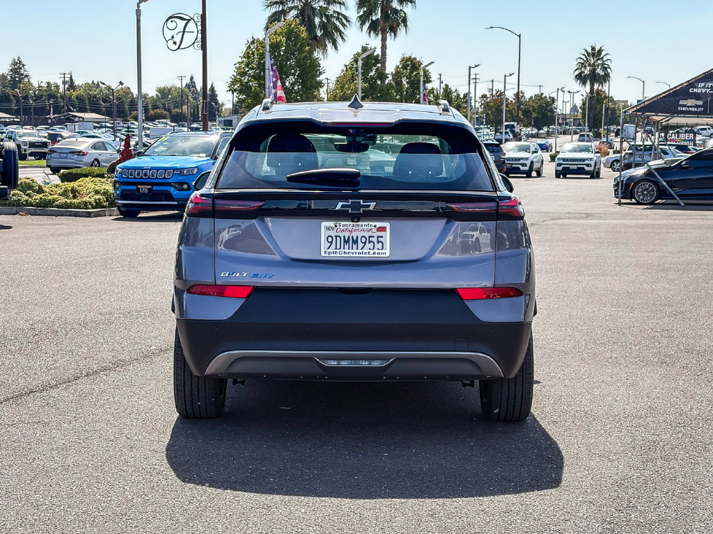 Used 2022 Chevrolet Bolt EUV Premier w/ Sun & Sound Package FWD image 3