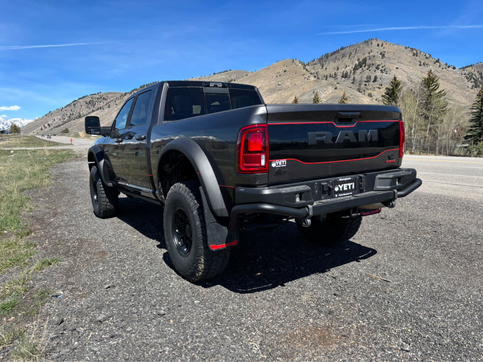 New 2025 RAM 2500 Laramie AWD/4WD image 17