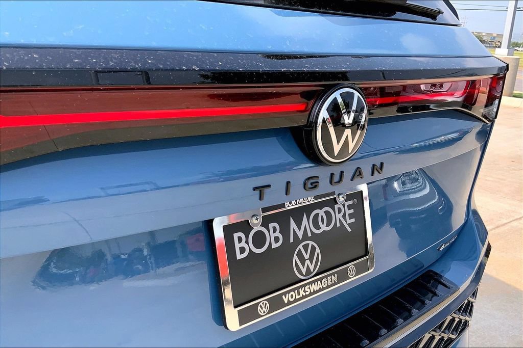 Certified 2025 Volkswagen Tiguan SE R-Line AWD/4WD image 8