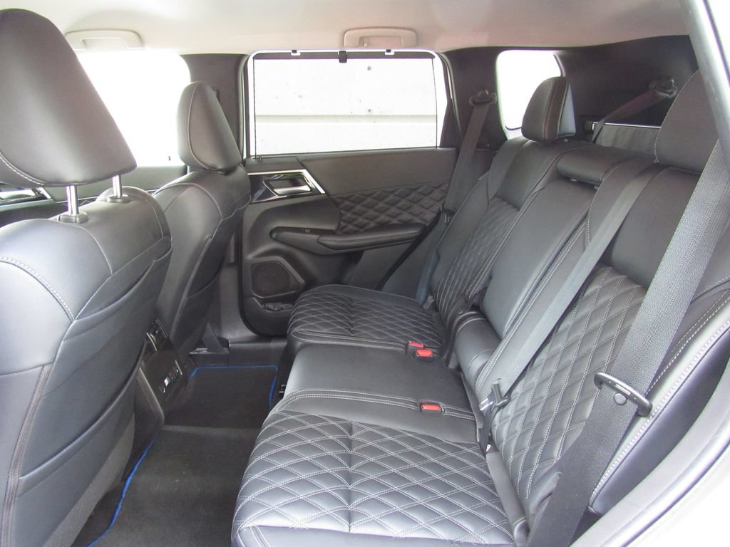 Used 2024 Mitsubishi Outlander 4WD Plug-In Hybrid image 15