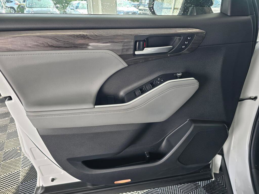 Used 2024 Toyota Highlander Platinum image 20