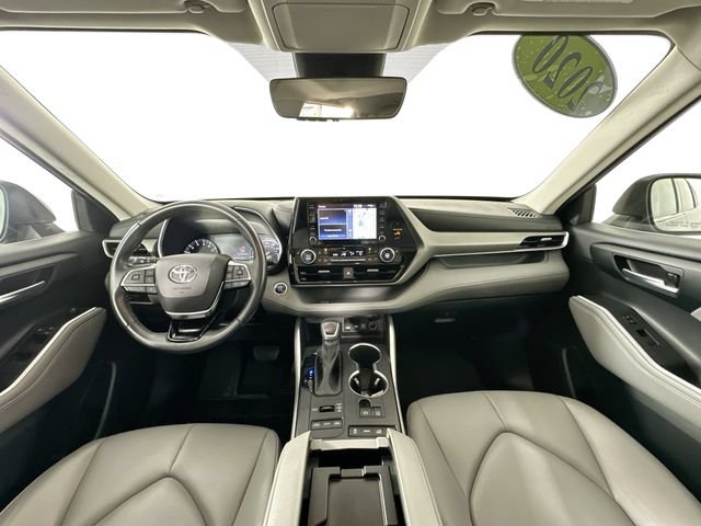 Used 2020 Toyota Highlander XLE AWD/4WD image 3