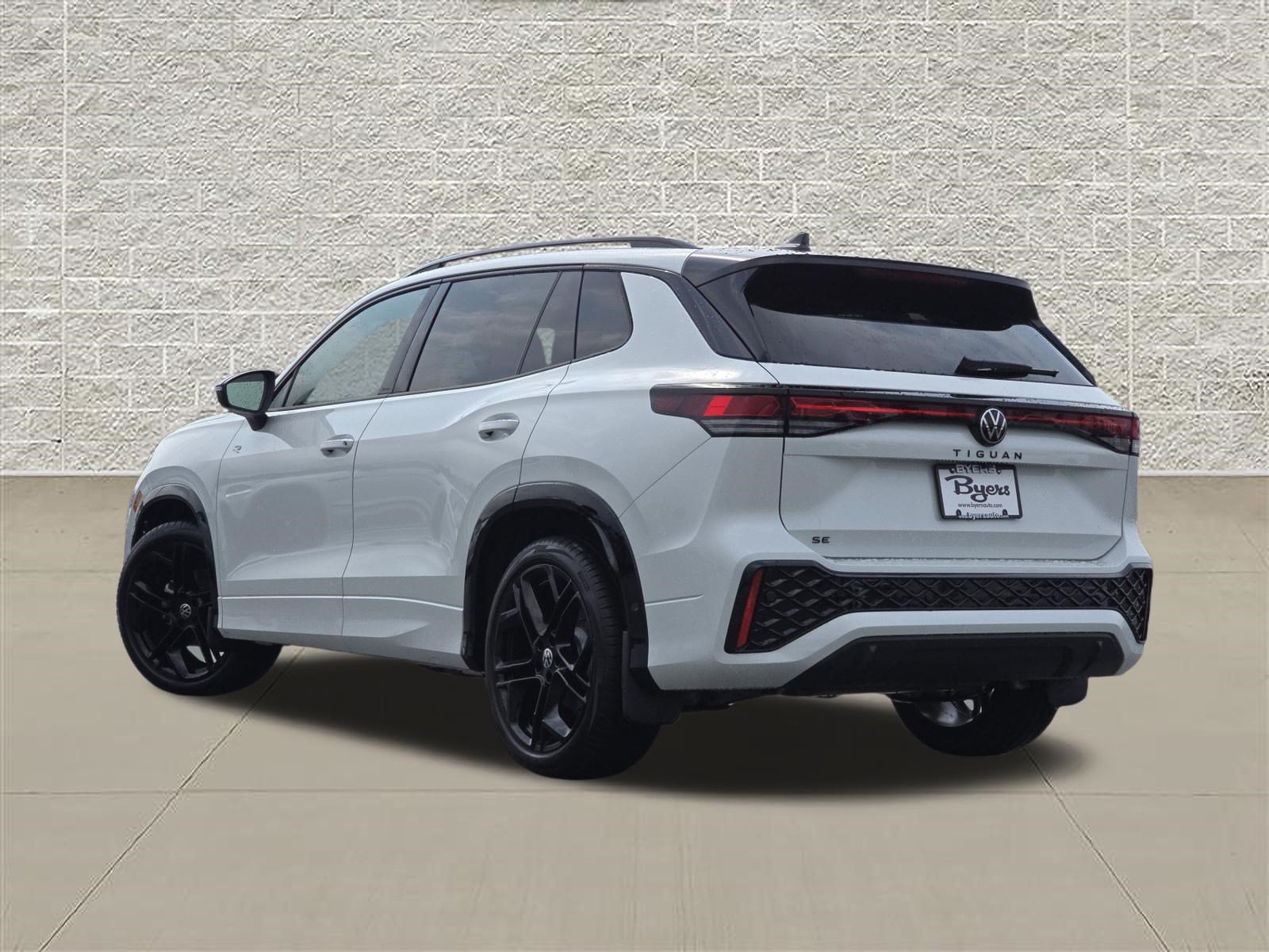 New 2026 Volkswagen Tiguan SE R-Line FWD image 5