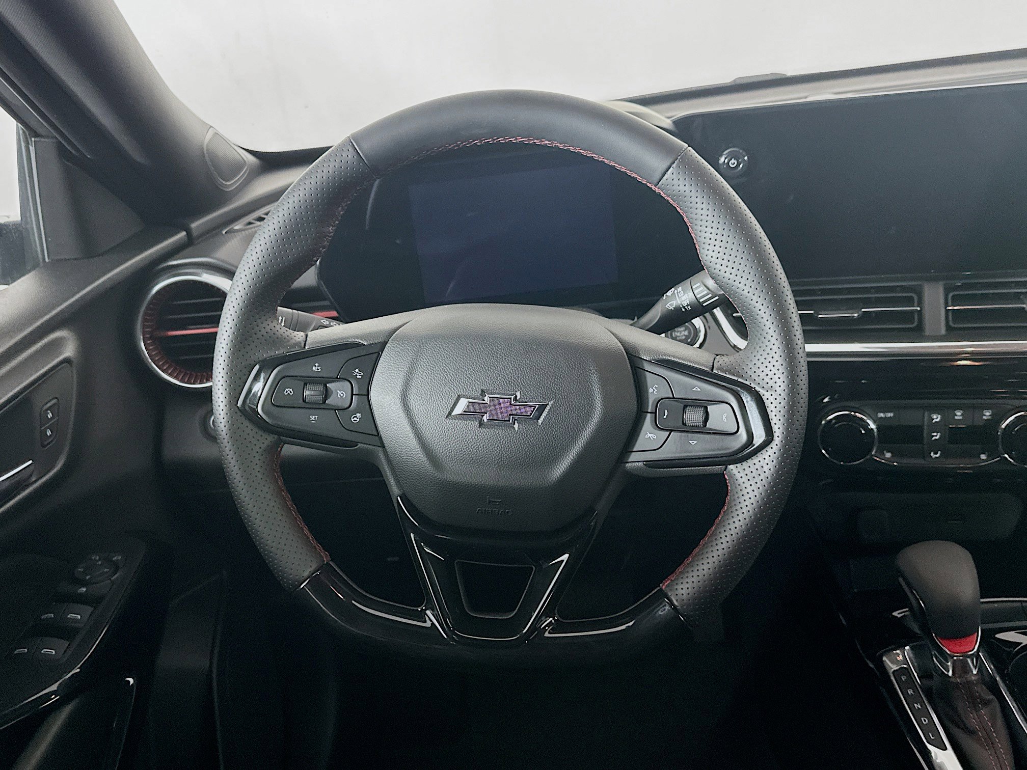 Used 2025 Chevrolet Trax RS FWD image 17