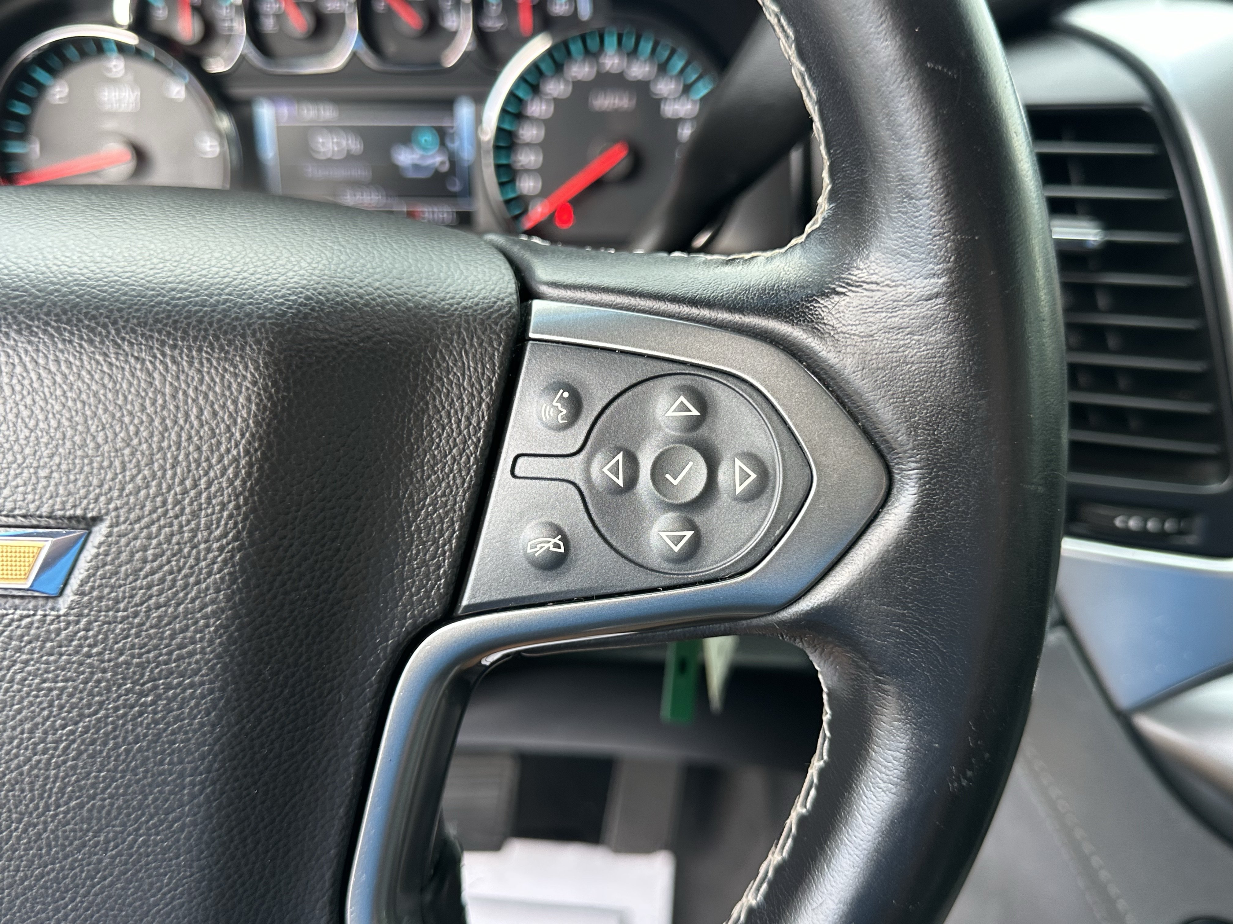 Certified 2019 Chevrolet Suburban LT RWD image 32