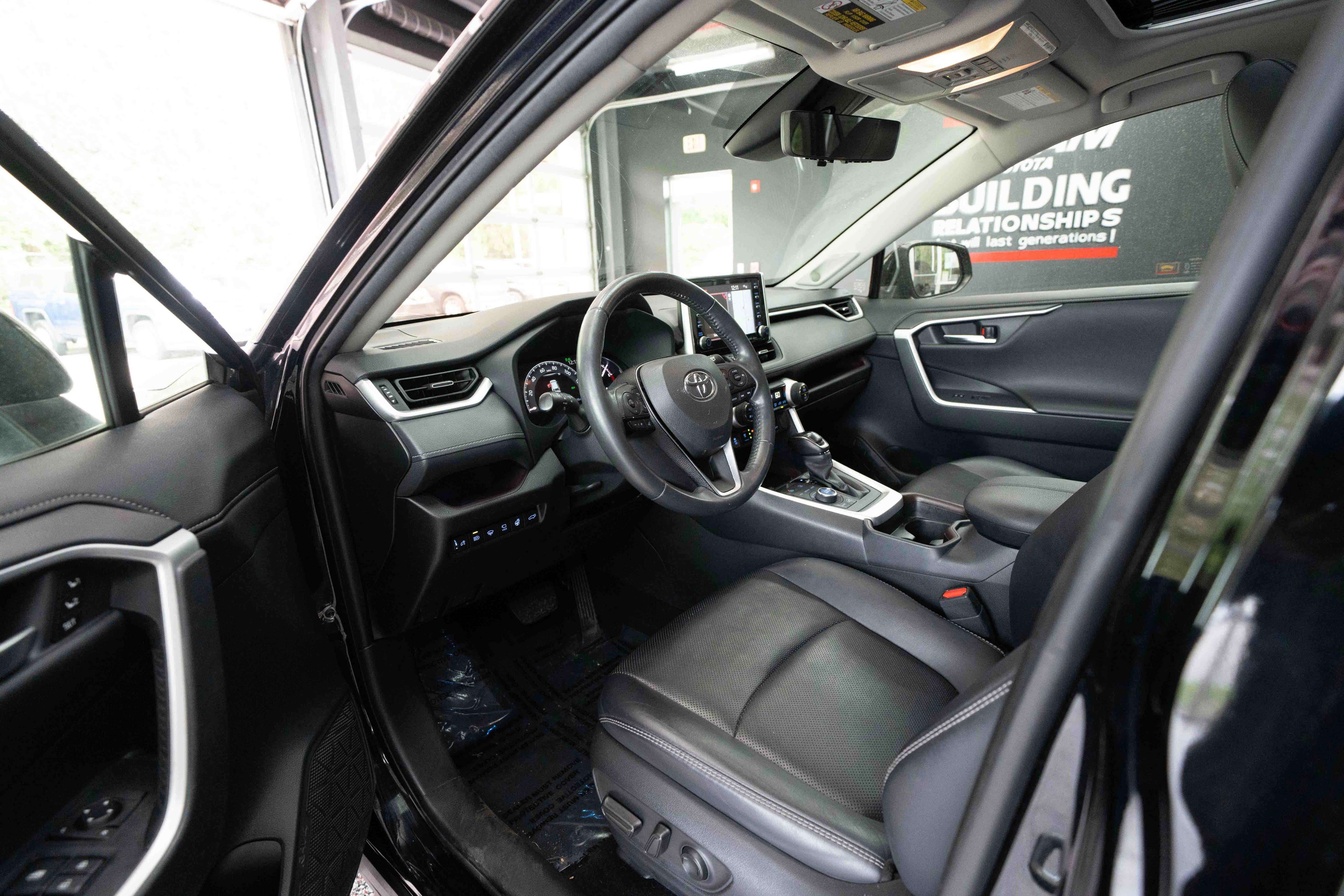 Used 2020 Toyota RAV4 Limited AWD/4WD image 8