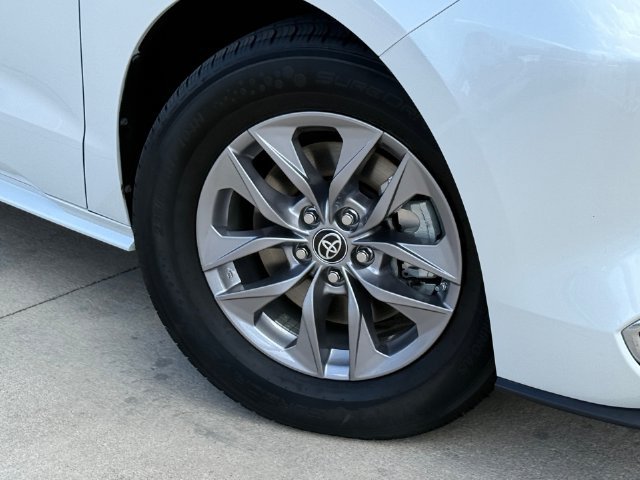 Used 2023 Toyota Sienna XLE FWD image 6