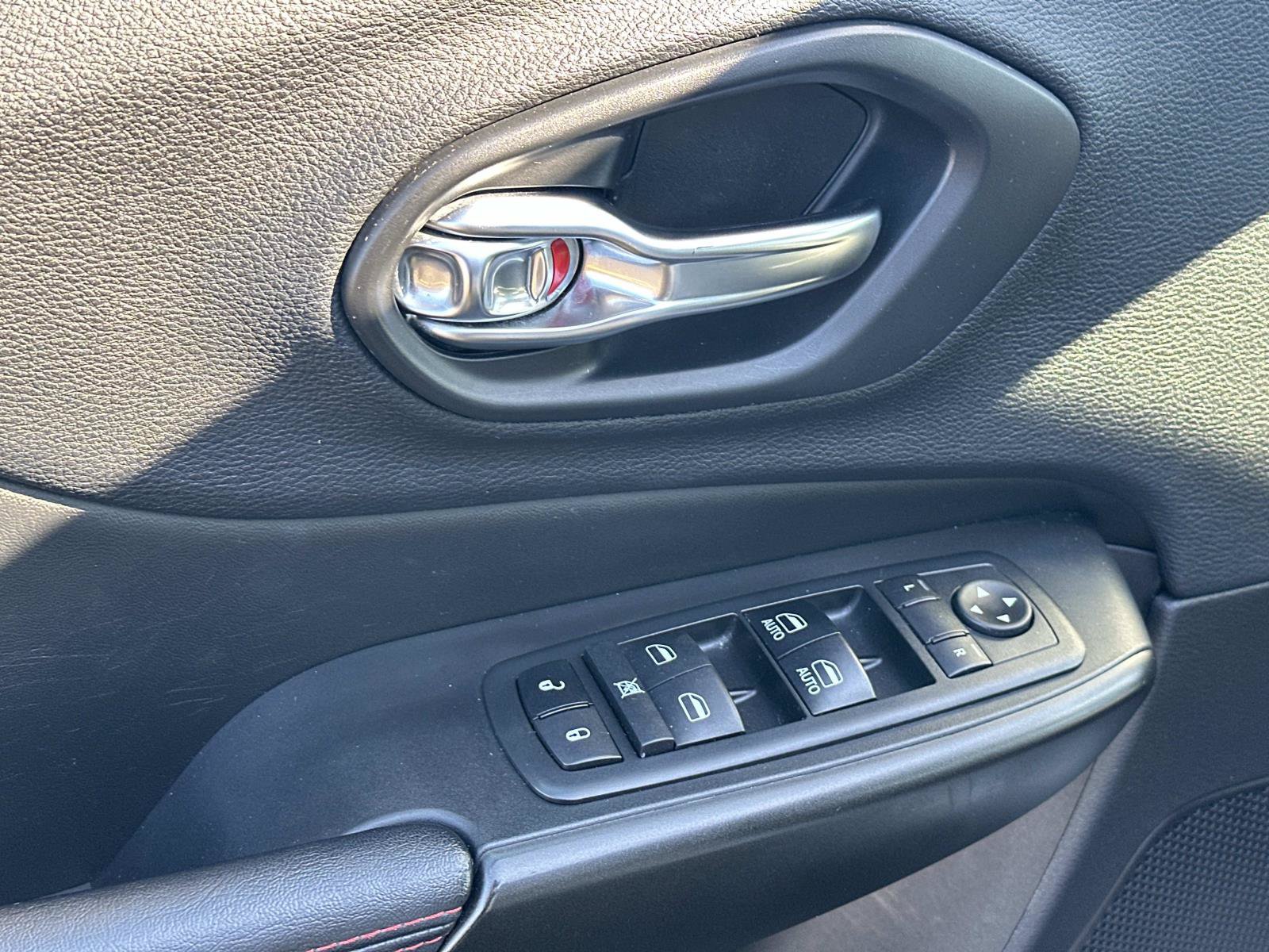 Used 2019 Jeep Cherokee Trailhawk w/ Cold Weather Group AWD/4WD image 15