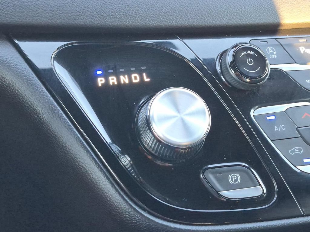 Used 2025 Chrysler Pacifica Select FWD image 28