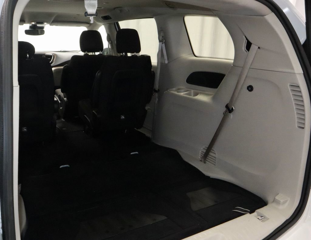 Used 2023 Chrysler Voyager LX image 12