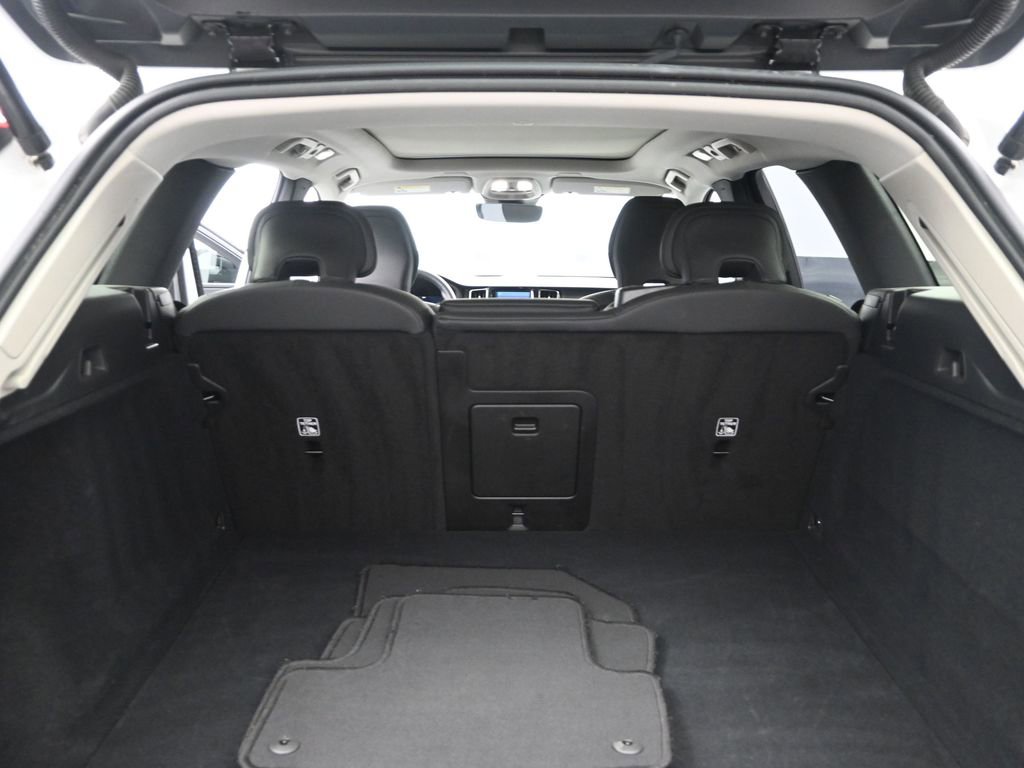 Used 2025 Volvo XC60 B5 Plus image 13