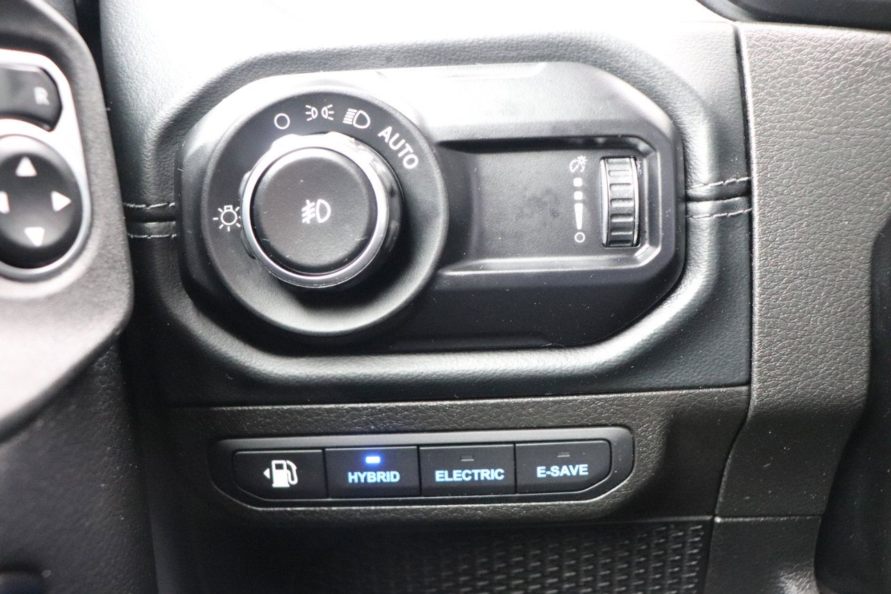 Used 2024 Jeep Wrangler Sahara image 38