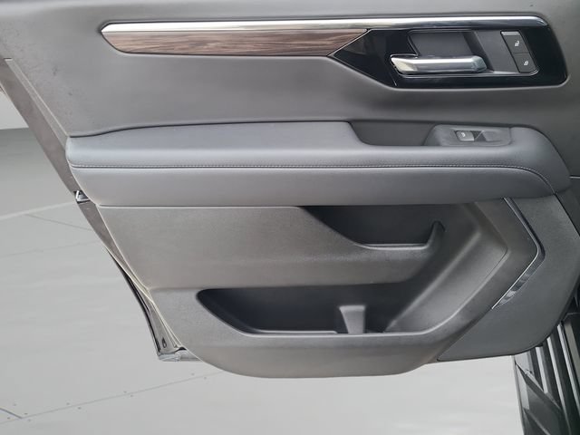 Used 2025 Chevrolet Suburban LS RWD image 17
