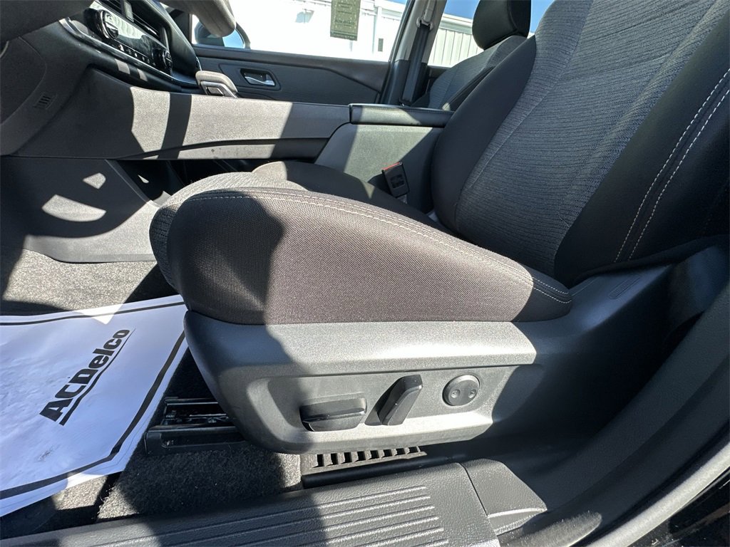 Used 2023 Nissan Rogue SV image 12