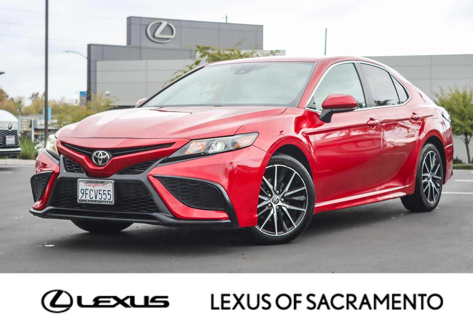 Used 2021 Toyota Camry SE image 1