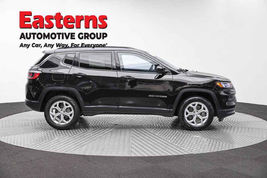 Used 2024 Jeep Compass Latitude AWD/4WD image 5