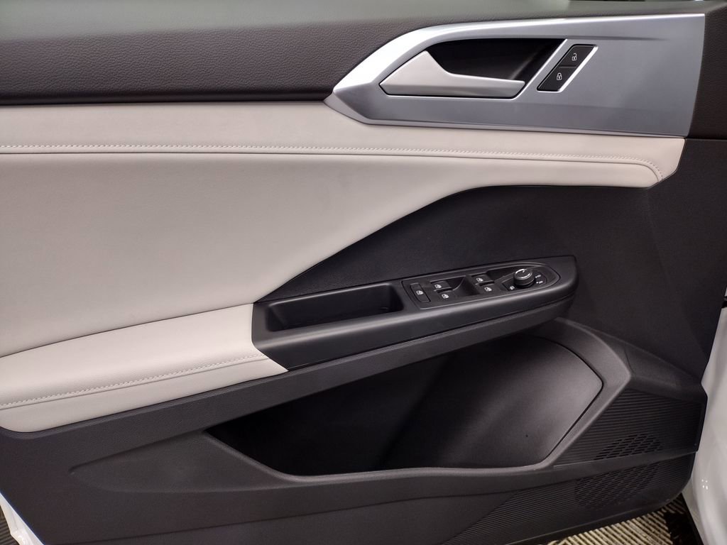 New 2025 Volkswagen Taos SE image 17