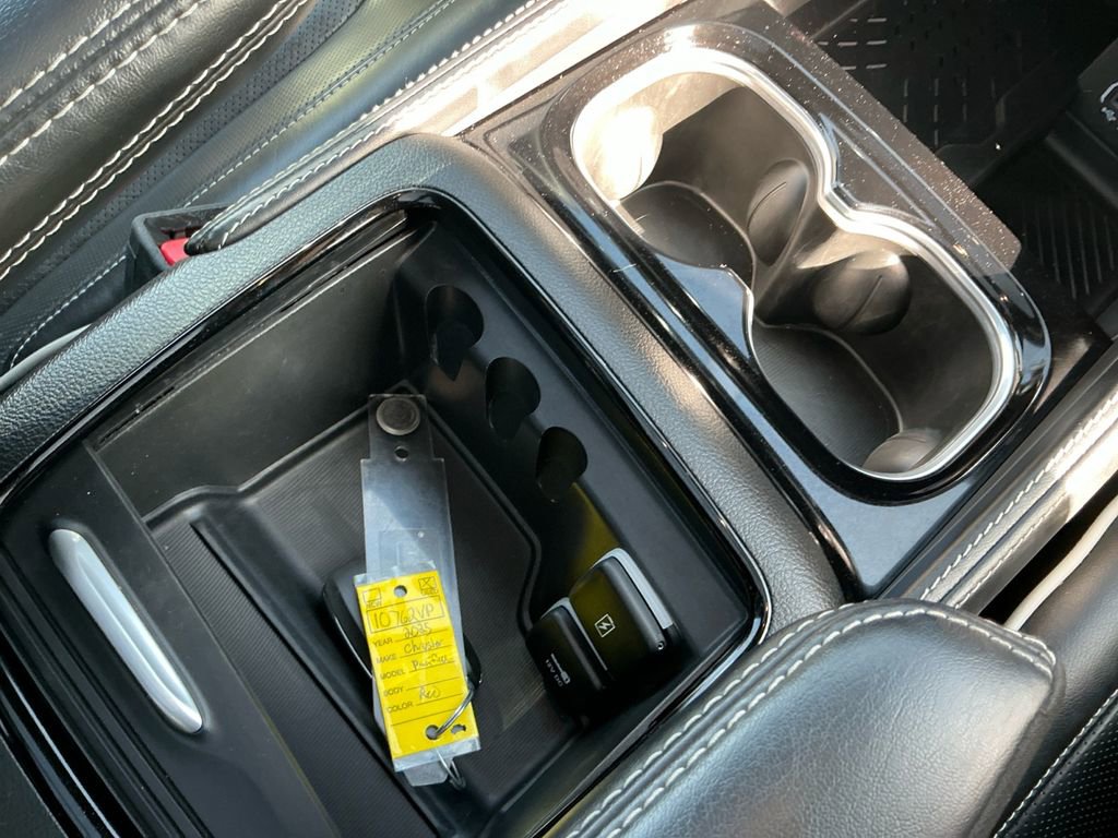 Used 2025 Chrysler Pacifica Limited image 18