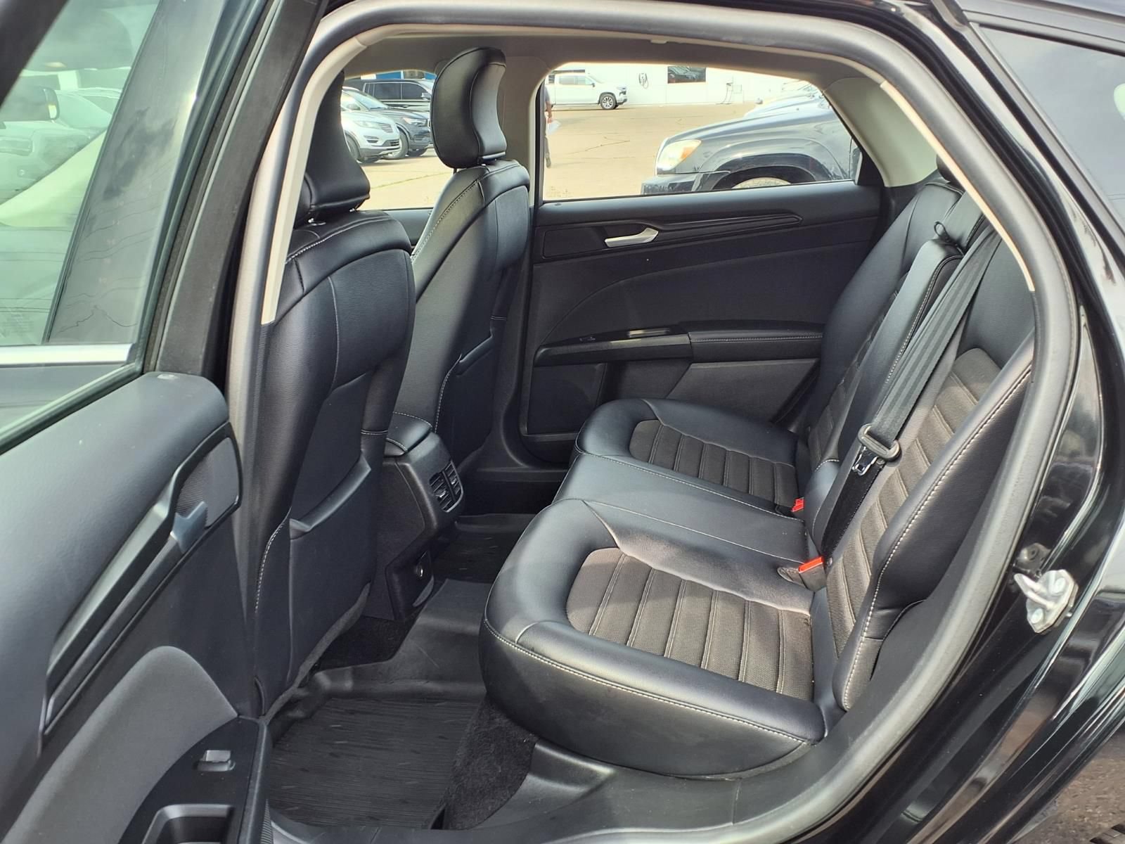 Used 2018 Ford Fusion SE w/ Equipment Group 201A FWD image 11