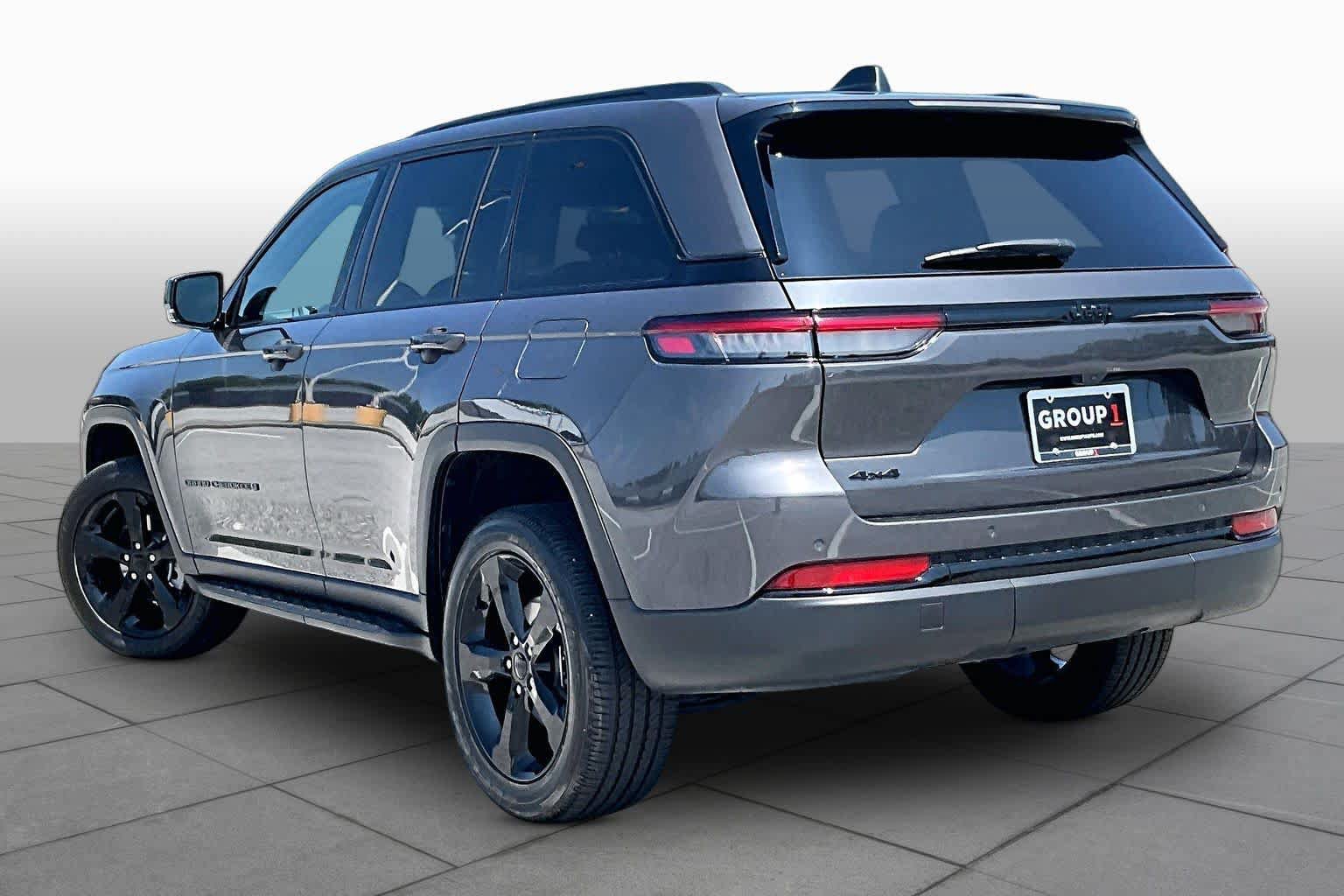 Used 2023 Jeep Grand Cherokee Altitude AWD/4WD image 12
