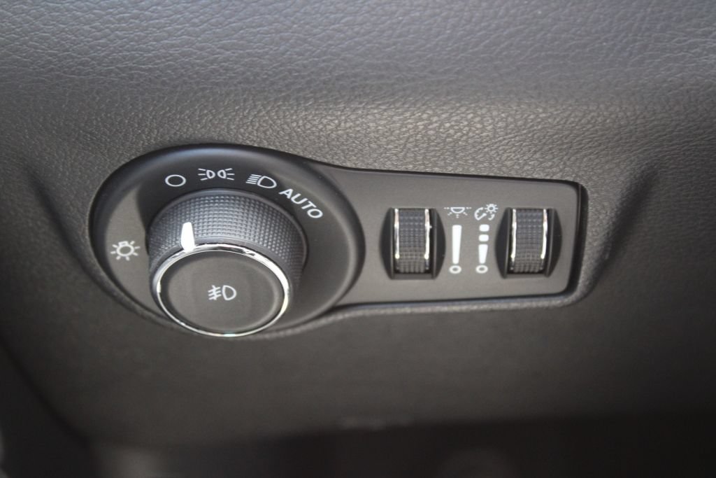 Used 2023 Jeep Compass Limited w/ Elite Group AWD/4WD image 30