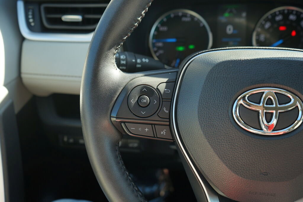 Used 2022 Toyota RAV4 XLE Premium image 24