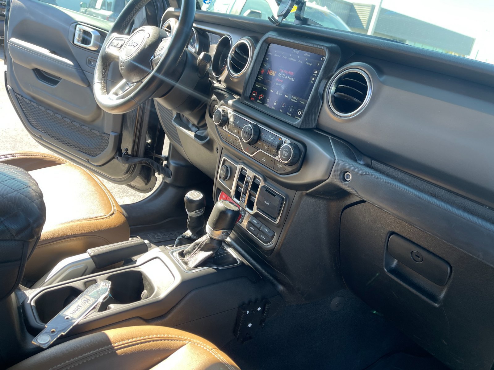 Used 2023 Jeep Gladiator Rubicon w/ LED Lighting Group AWD/4WD image 18