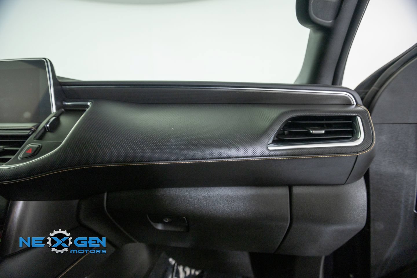 Used 2023 GMC Yukon XL AT4 w/ AT4 Premium Package AWD/4WD image 9