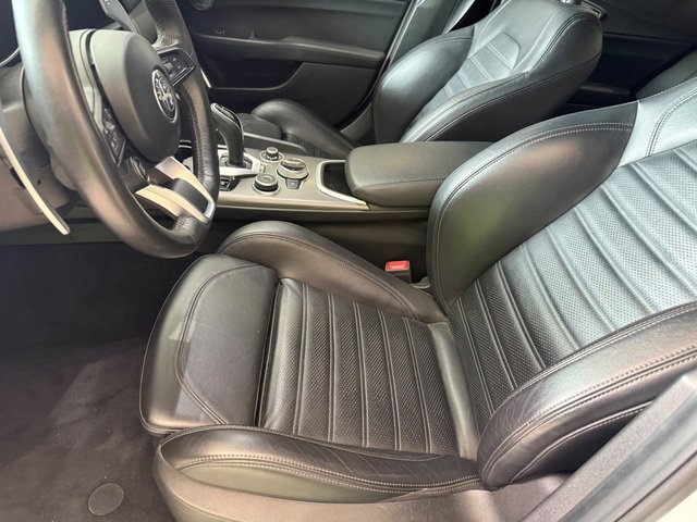 Used 2022 Alfa Romeo Giulia Veloce RWD image 17