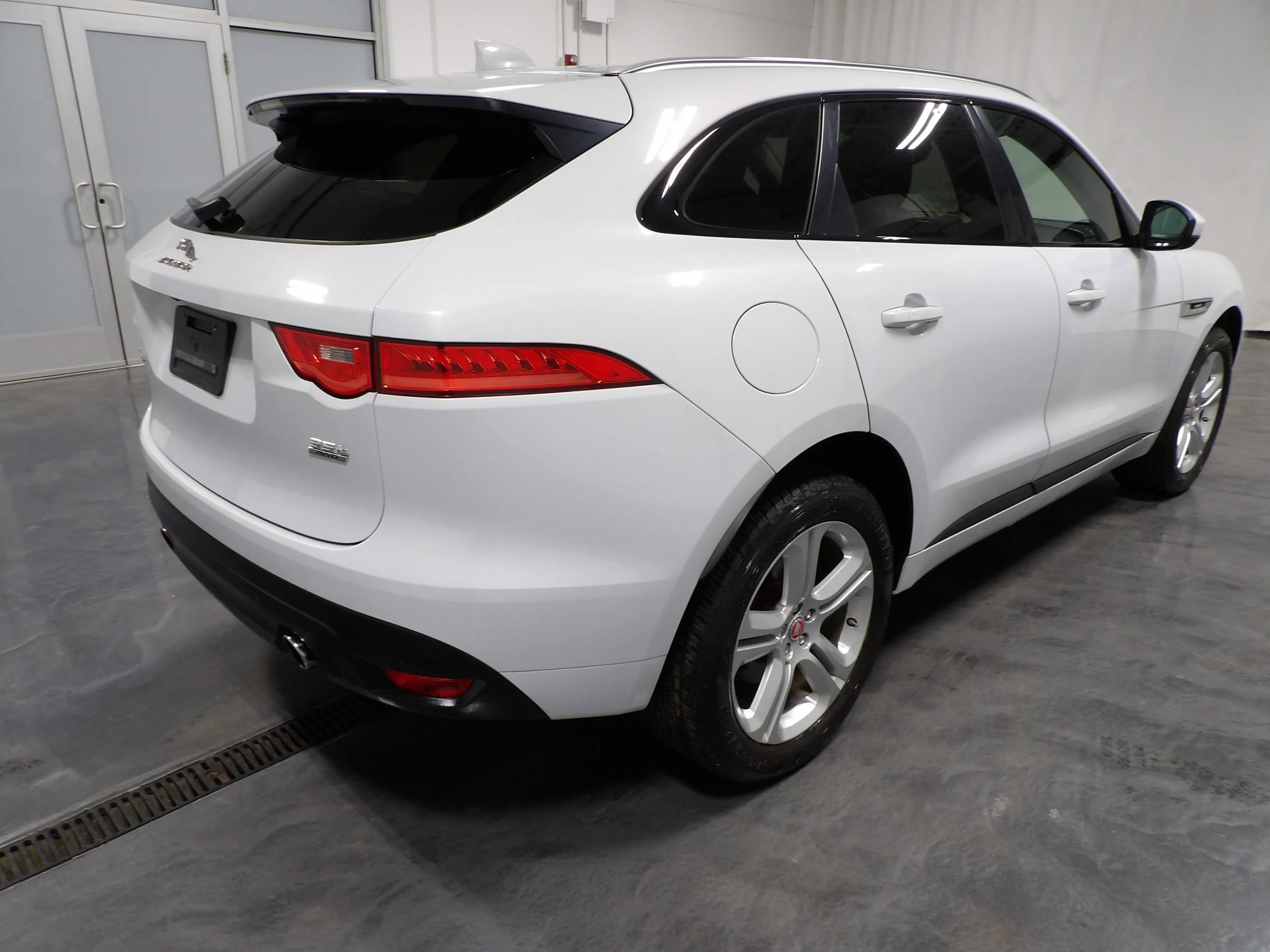 Used 2018 Jaguar F-PACE R-Sport image 7