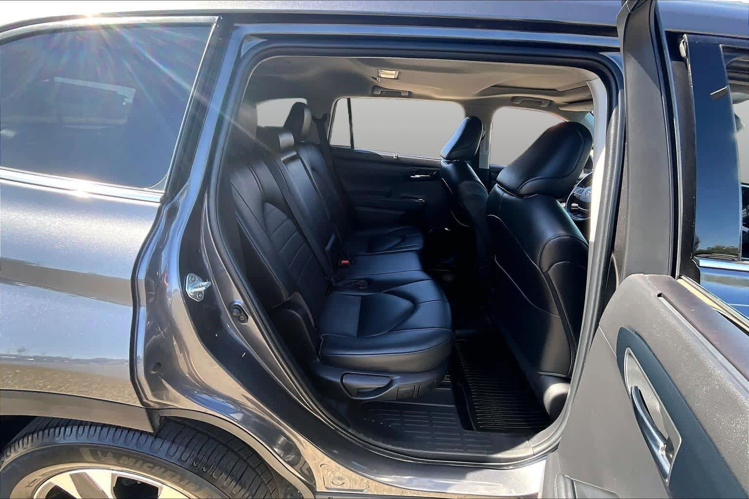 Used 2022 Toyota Highlander XLE FWD image 19