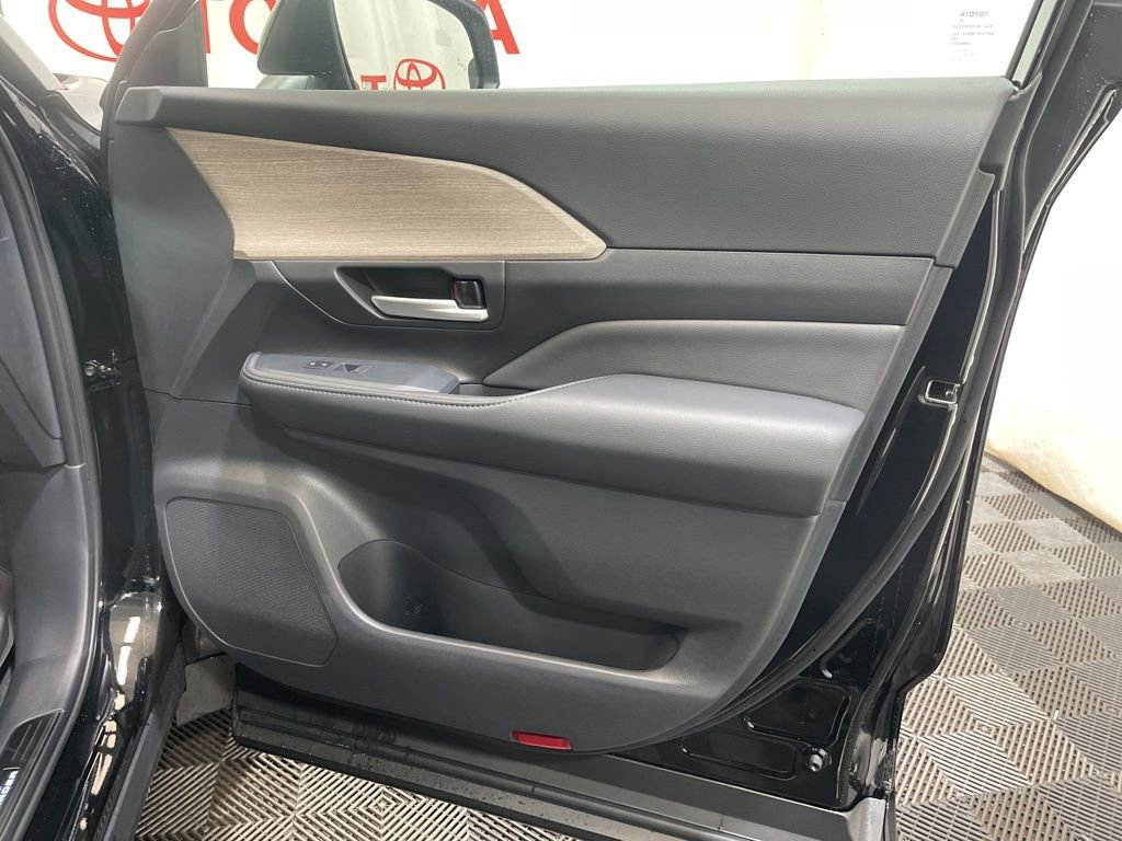 Used 2026 Toyota Grand Highlander Platinum image 12