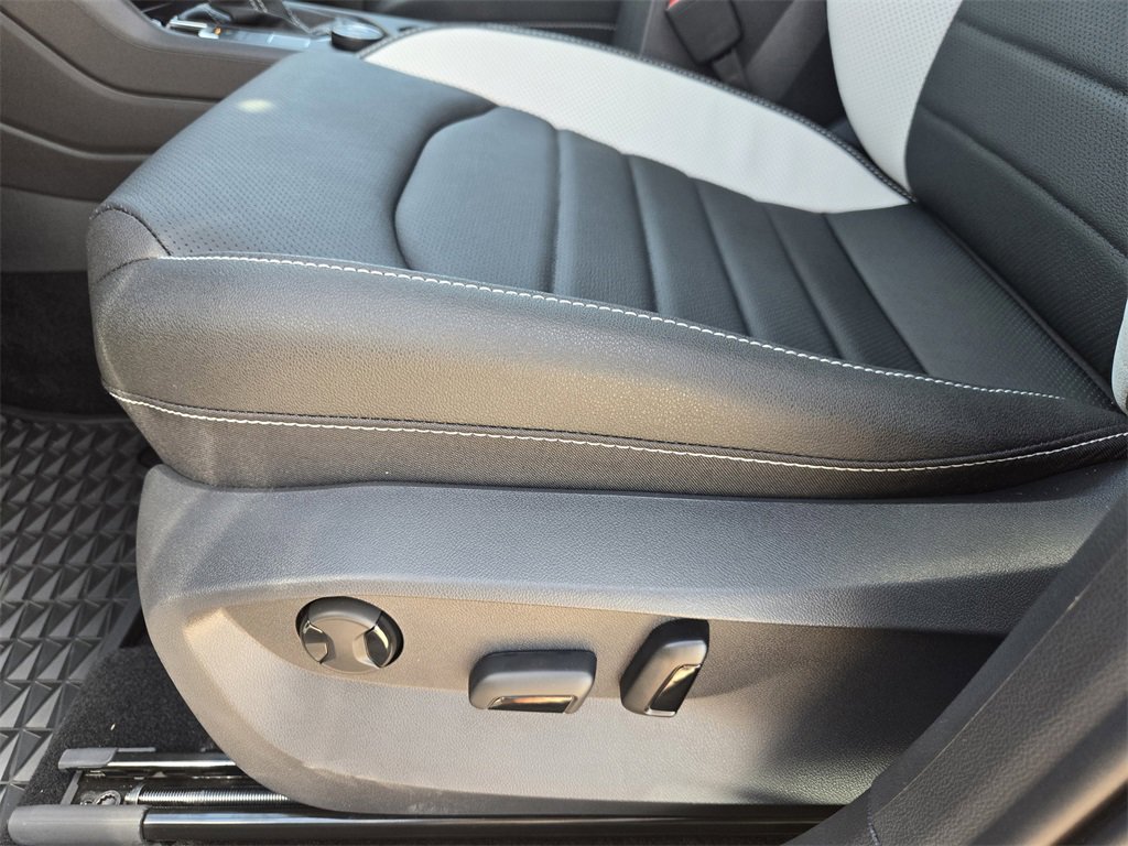 New 2025 Volkswagen Taos SEL image 19